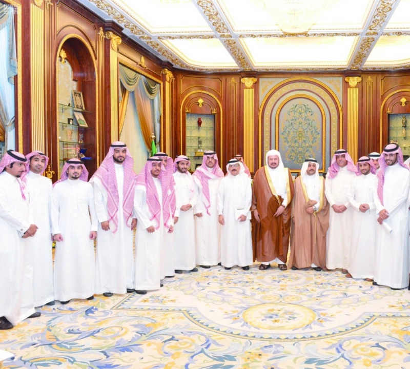 عبدالله آل الشيخ متوسطا ضيوف المجلس من الناشطين (واس)