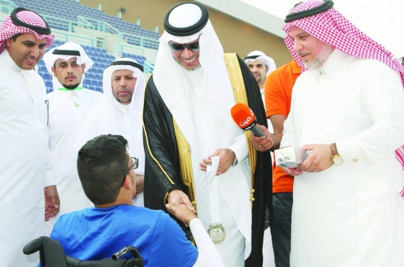 أحمد العيسى متوجا أحد الفائزين خلال التجمع الأولمبي الأول (واس)