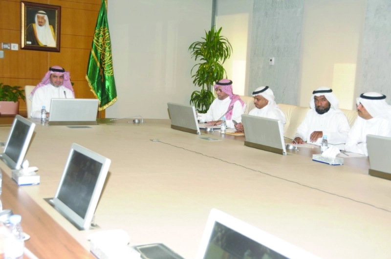 أحمد العيسى خلال الاجتماع أمس (مكة)