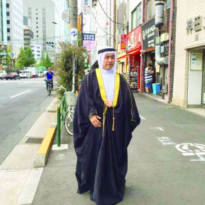أكيرا تاكاتوريا مرتديا الملابس السعودية في شوارع اليابان (مكة)