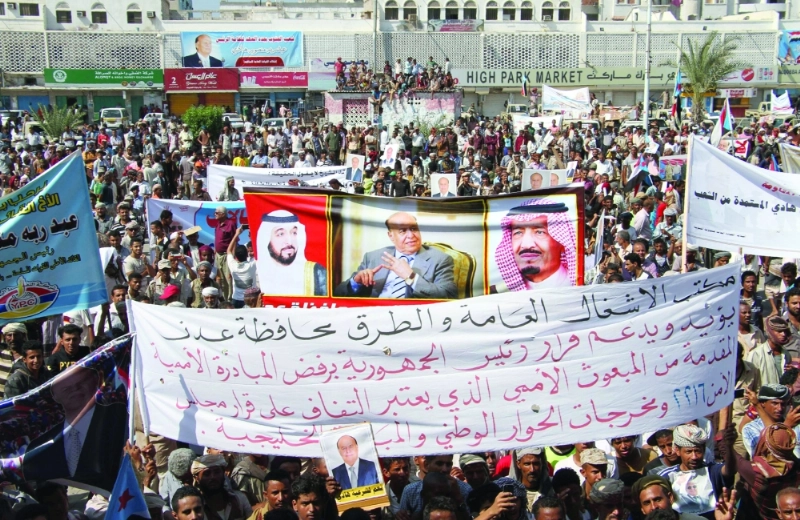 يمنيون يتظاهرون دعما للشرعية وضد الخطة الأممية في عدن (أ ف ب)