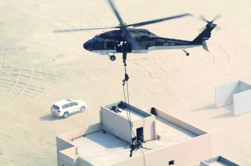 إنزال عمودي لاقتحام إحدى البنايات المستهدفة (واس)