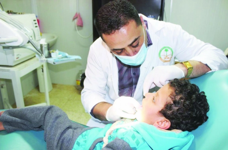 طفل سوري يتلقى علاجا في العيادات السعودية بمخيم الزعتري (واس)