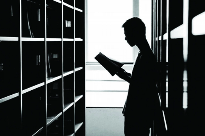 شاب يقرأ في إحدى مكتبات الصين العامة (مكة)