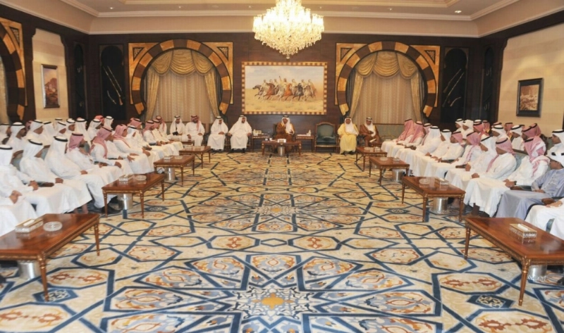 خالد الفيصل مخاطبا الشباب في مجلسه الأسبوعي (مكة)
