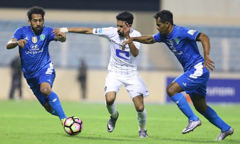 عبدالمجيد السواط يحاول المرور من توفيق بوحيمد وعبدالله العمار (إ ب أ)
