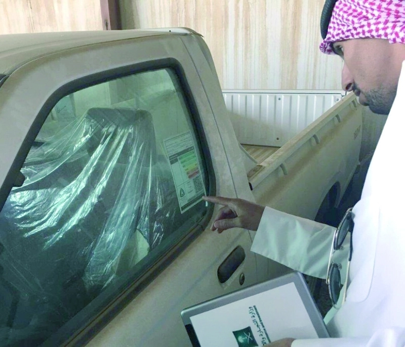 ممثل التجارة أثناء التأكد من بيانات إحدى المركبات (مكة)