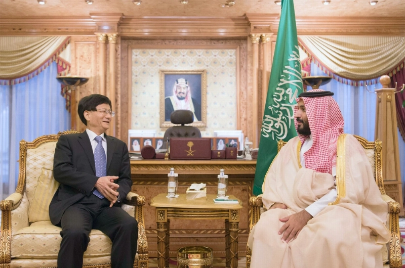 الأمير محمد بن سلمان لدى لقائه منج جيان تشو في مكتبه بالمعذر (واس)
