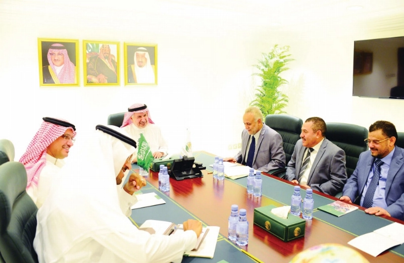 عبدالله الربيعة خلال استقباله الوفد اليمني (واس)
