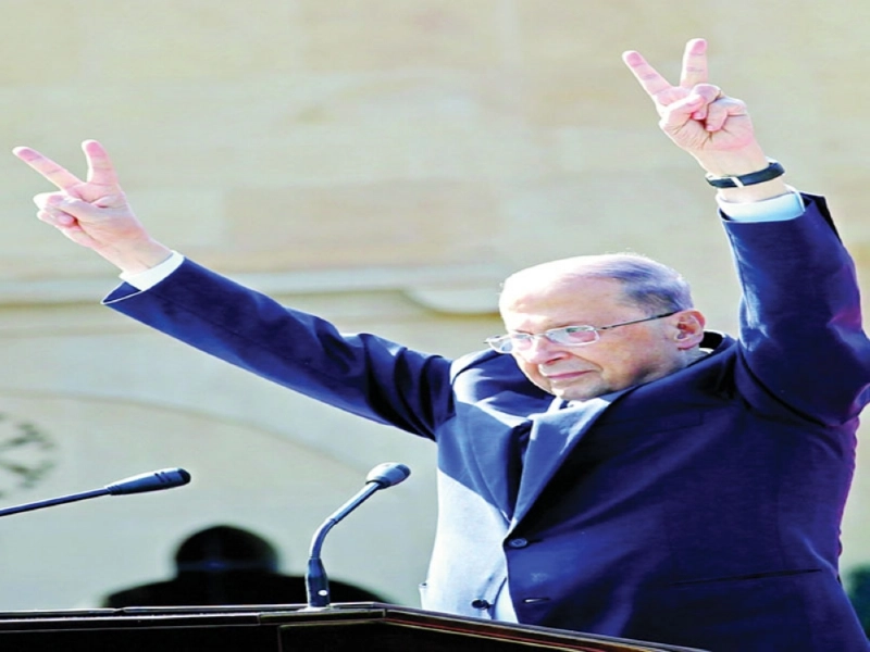 عون يحيي مهنئيه في بيروت أمس (أ ف ب)