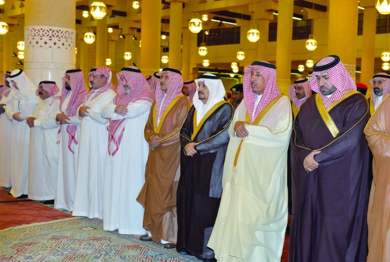 فيصل بن بندر خلال الصلاة على الفقيدة (واس)
