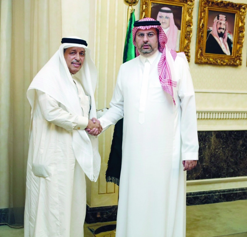 عبدالله بن مساعد خلال لقائه بعبداللطيف بخاري (مكة)