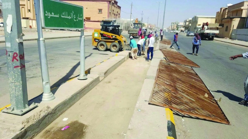 تأهيل وتنظيف إحدى قنوات تصريف مياه الأمطار والسيول (مكة)