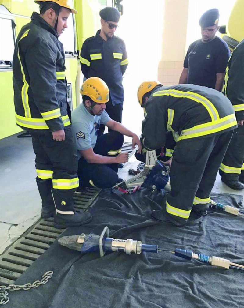 عدد من أفراد الدفاع المدني خلال التدريب (مكة)