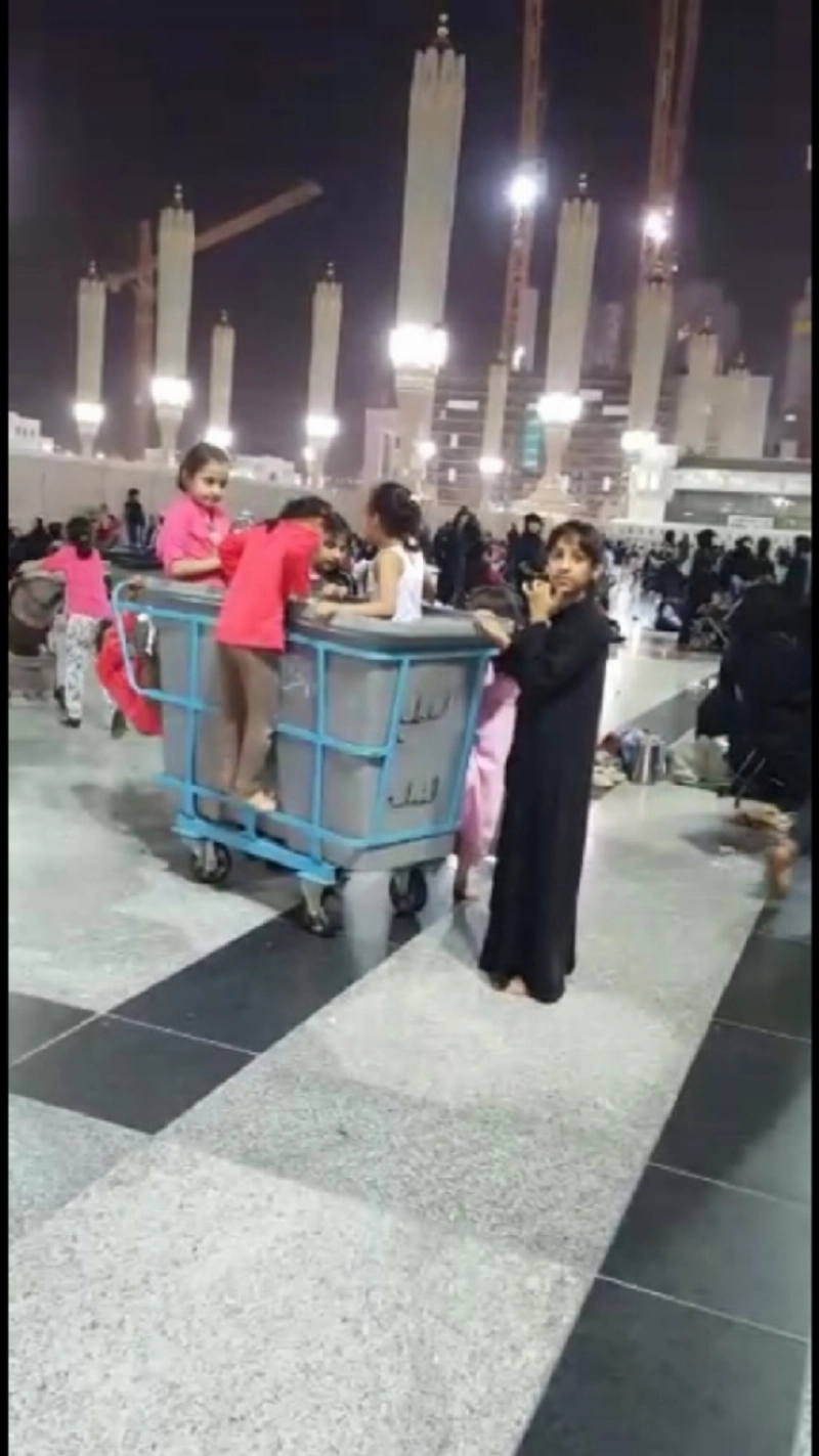 الأطفال يلعبون بإحدى العربات (مكة)