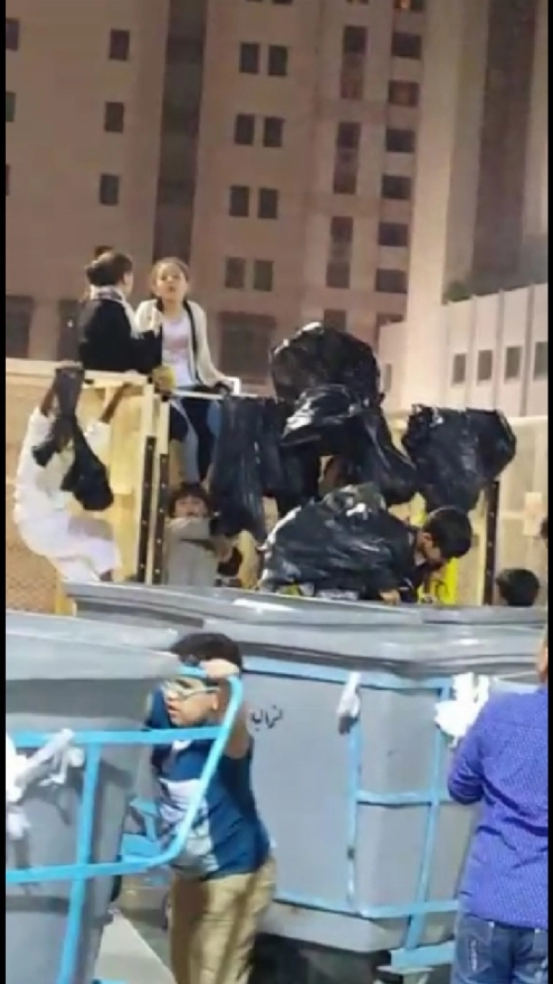 الأطفال يلعبون بالعربات (مكة)