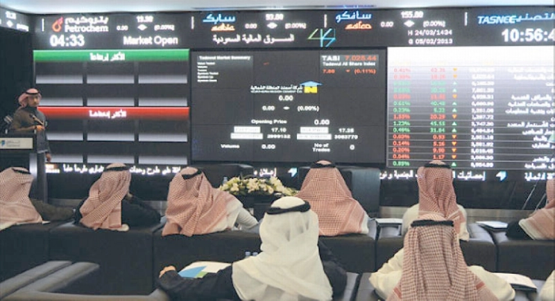 متداولون يتابعون سوق الأسهم (مكة)