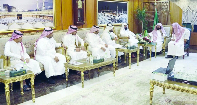 عبدالرحمن السديس وعدد من الحضور بعد تدشين البوابة (واس)