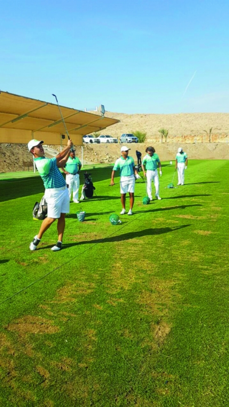 لاعبو منتخب الجولف خلال التدريبات (مكة)