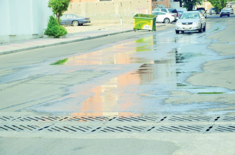 المياه المهدرة في طريقها إلى قنوات تصريف الأمطار والسيول (عبدالمحسن دومان)