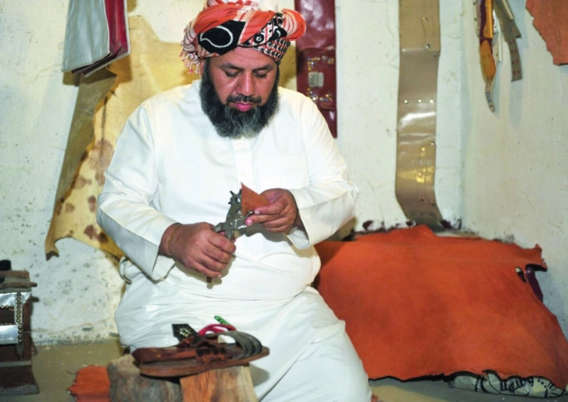 ركن يوضح أسرار مهنة الخرازة (واس)