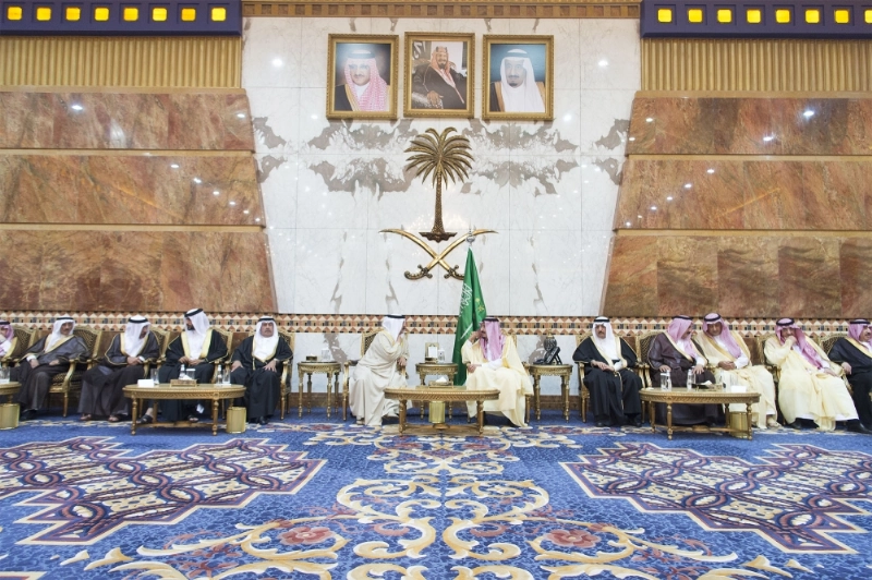 الملك سلمان مستقبلا المعزين في الأمير تركي بن عبدالعزيز بالرياض اليوم (بندر الجلعود)
