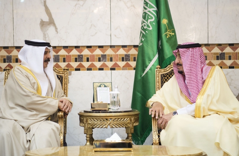 خادم الحرمين يتلقى التعازي من ملك البحرين