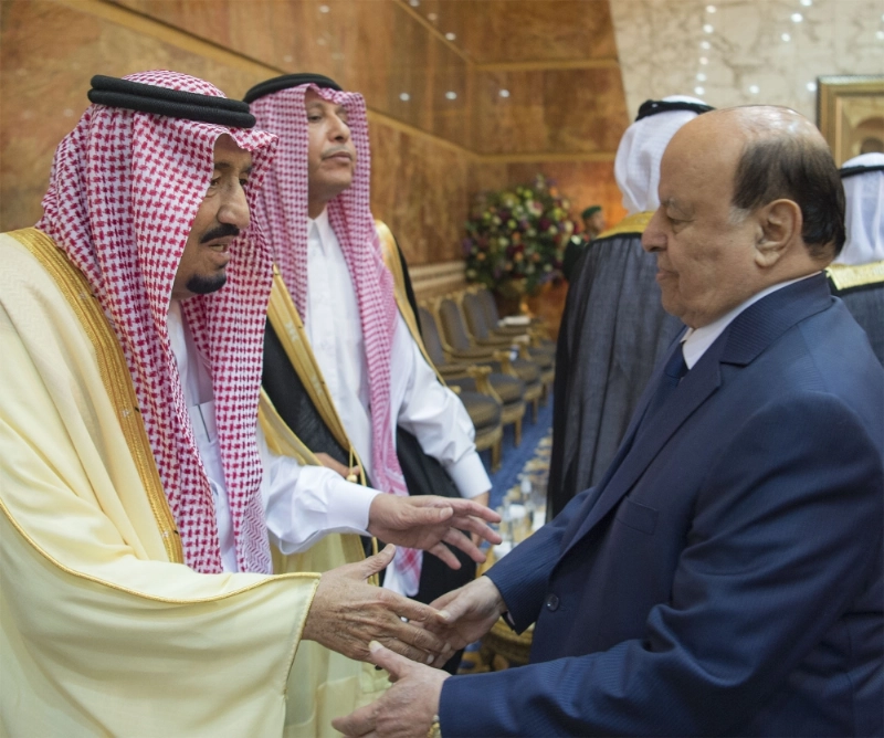 خادم الحرمين والرئيس اليمني خلال العزاء
