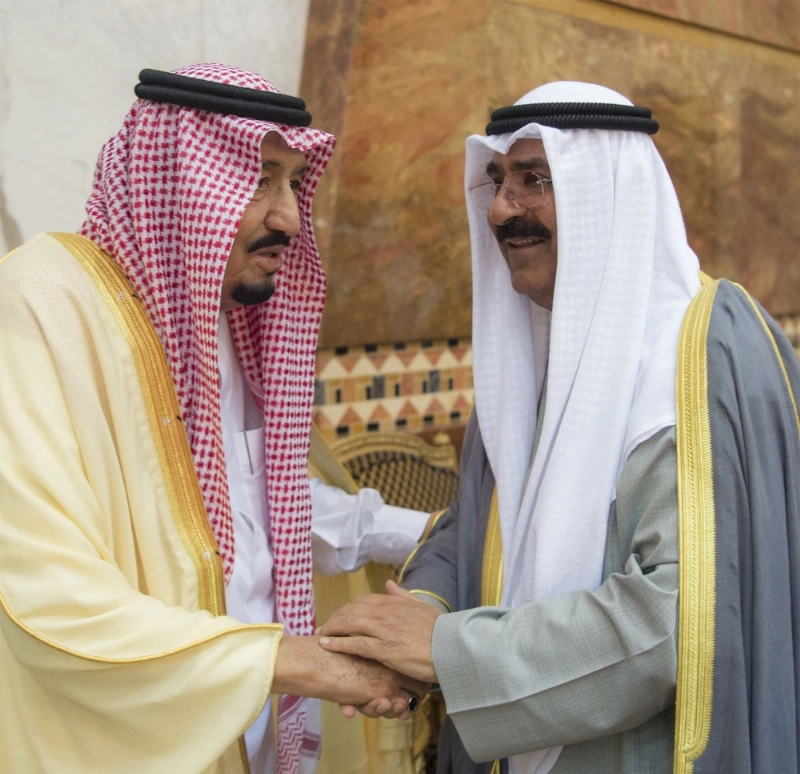 الملك سلمان ومشعل الصباح خلال العزاء