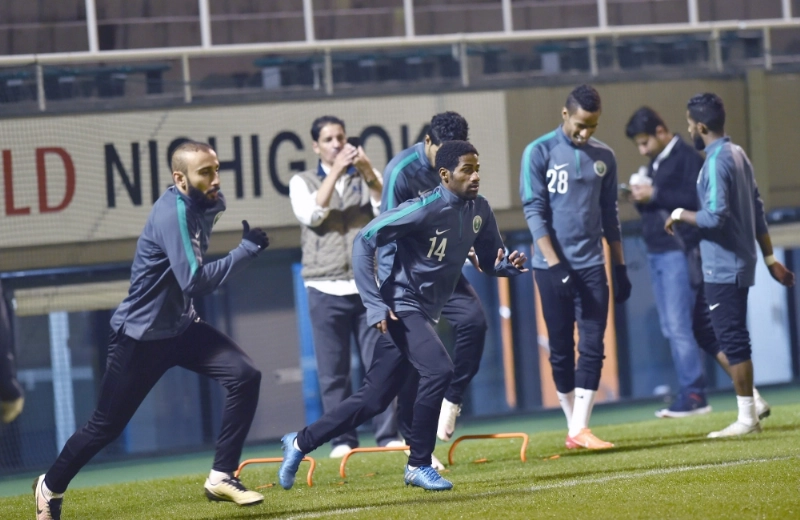 من تدريبات المنتخب السعودي أمس استعدادا لمواجهة اليابان (مكة)