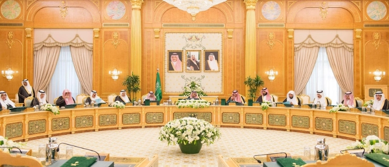 الملك سلمان لدى ترؤسه جلسة المجلس في قصر اليمامة بالرياض أمس (واس)