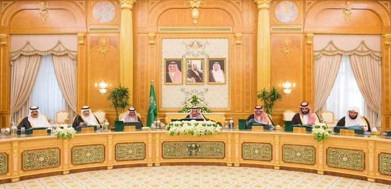 الملك سلمان لدى ترؤسه جلسة المجلس في قصر اليمامة بالرياض أمس بحضور ولي العهد وولي ولي العهد (واس)