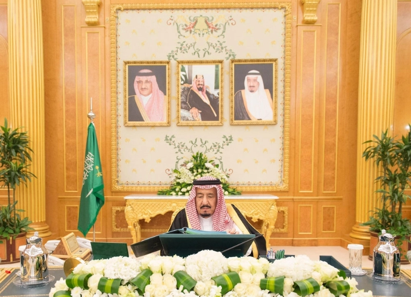 الملك سلمان لدى ترؤسه جلسة المجلس في قصر اليمامة بالرياض أمس (واس)