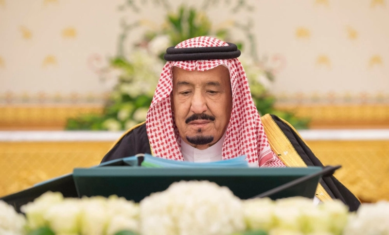 الملك سلمان لدى ترؤسه جلسة المجلس في قصر اليمامة بالرياض أمس (واس)