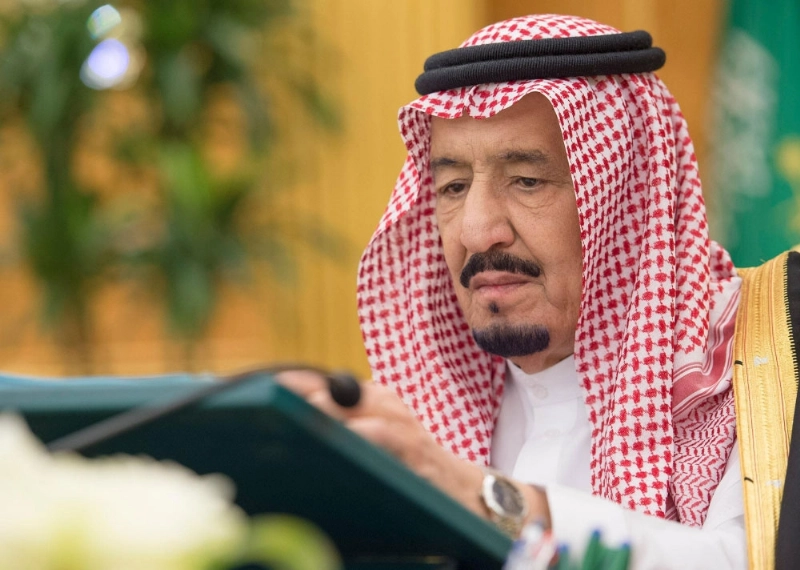 الملك سلمان لدى ترؤسه جلسة المجلس في قصر اليمامة بالرياض أمس (واس)