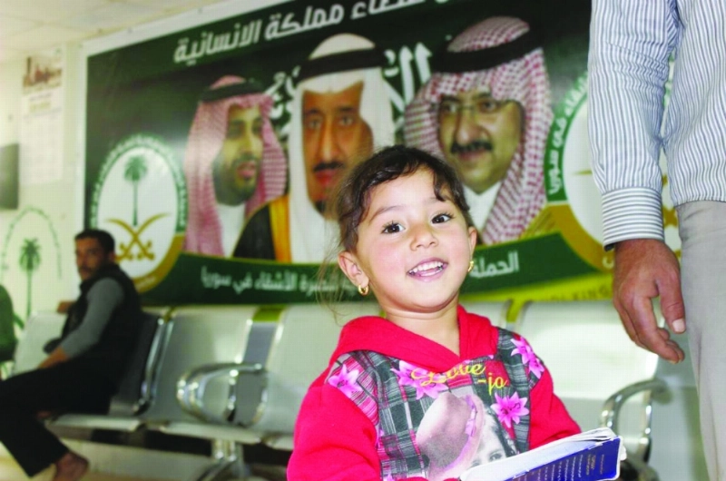 طفلة سورية تتلقى تطعيما في العيادات السعودية بالزعتري (واس)