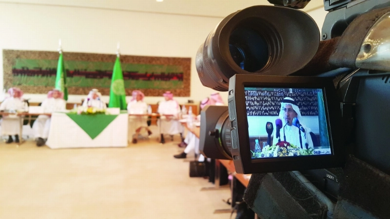محافظ ساما وقياديو المؤسسة خلال المؤتمر الصحفي في الرياض أمس (مكة)