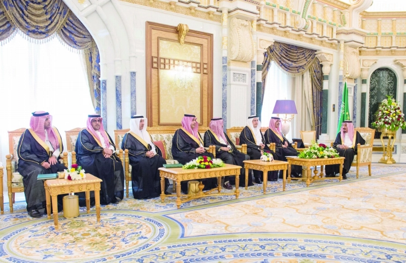 الملك سلمان لدى استقباله محمد الجدعان وأحمد الخليفي ووكلاء محافظ النقد في مكتبه بقصر اليمامة أمس (واس)