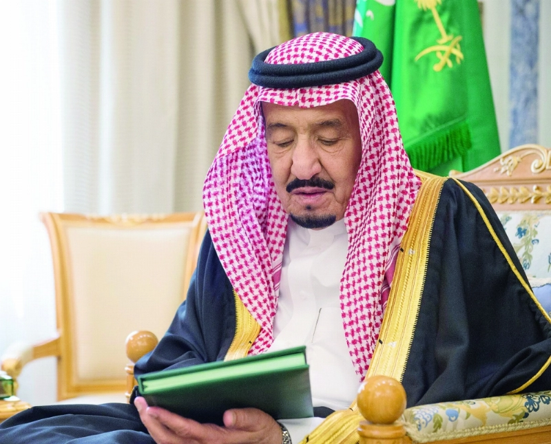 الملك سلمان مطلعا على التقرير السنوي لمؤسسة النقد