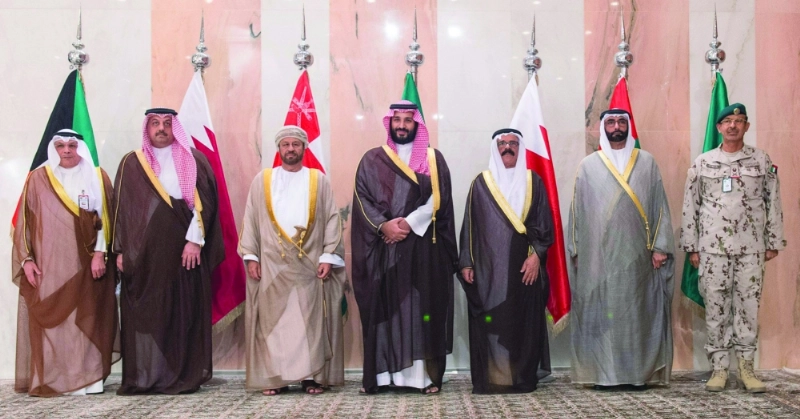 الأمير محمد بن سلمان متوسطا وزراء الدفاع في دول الخليج خلال اجتماعهم بالرياض أمس (واس)