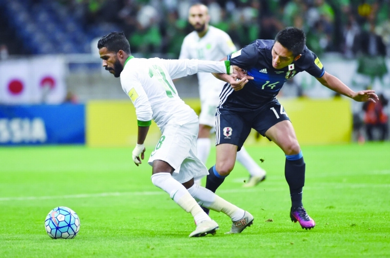 نواف العابد يتجاوز يوكي كوباياشي (أ ف ب)