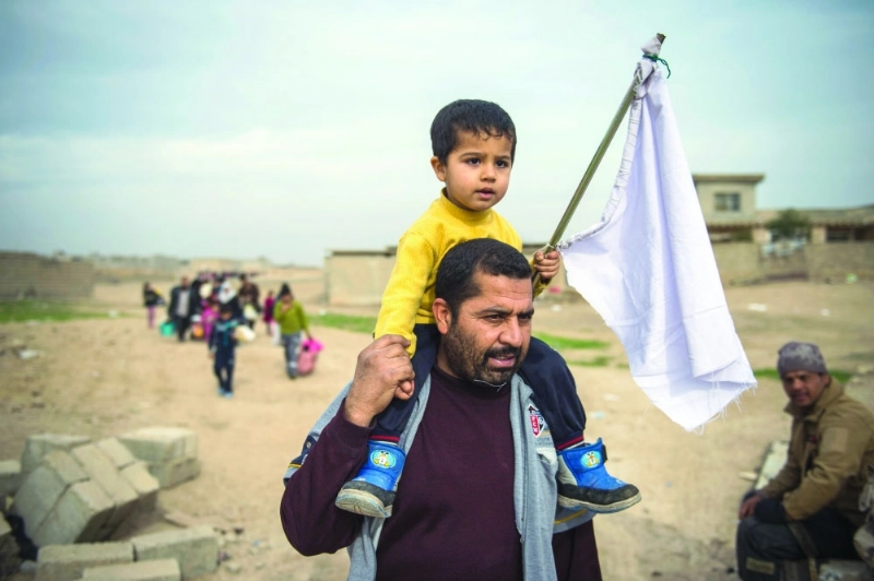 عراقيون فارون من الحرب بالموصل (أ ف ب)