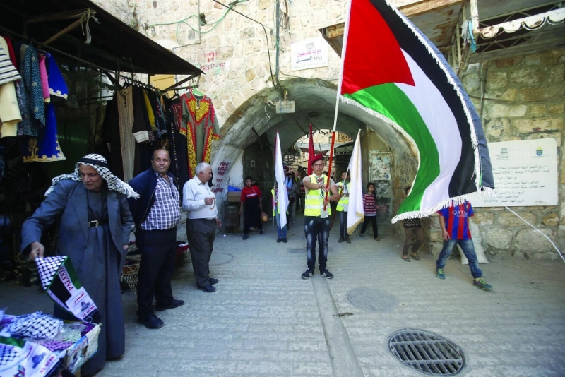 فلسطينيون يحتفلون باليوم الوطني في الخليل (إ ب أ)