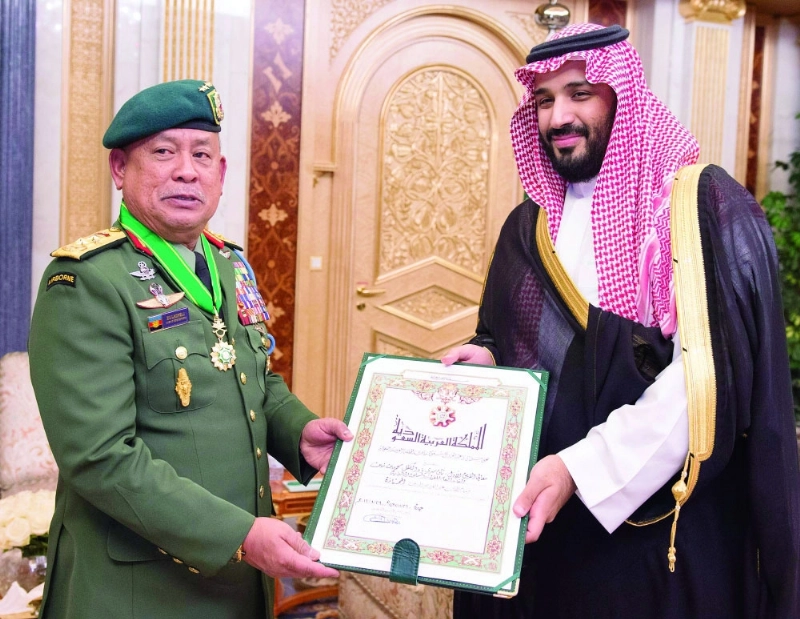 الأمير محمد بن سلمان خلال تقليده تان سري وسام الملك عبدالعزيز (واس)