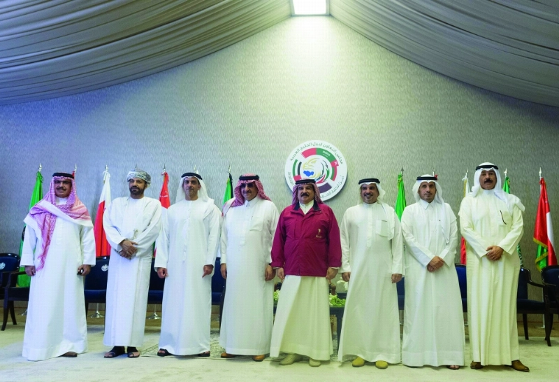 ملك البحرين وولي العهد يتوسطان وزراء الداخلية الخليجيين الذي شهدوا التمرين