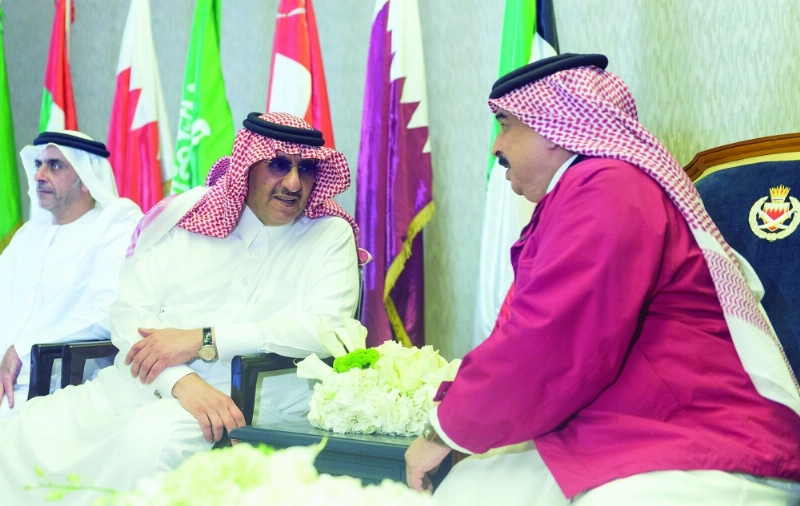 ملك البحرين وولي العهد في حديث خلال اختتام التمرين
