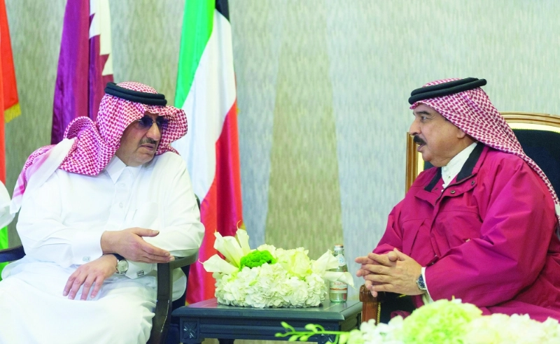ملك البحرين وولي العهد في حديث خلال اختتام التمرين