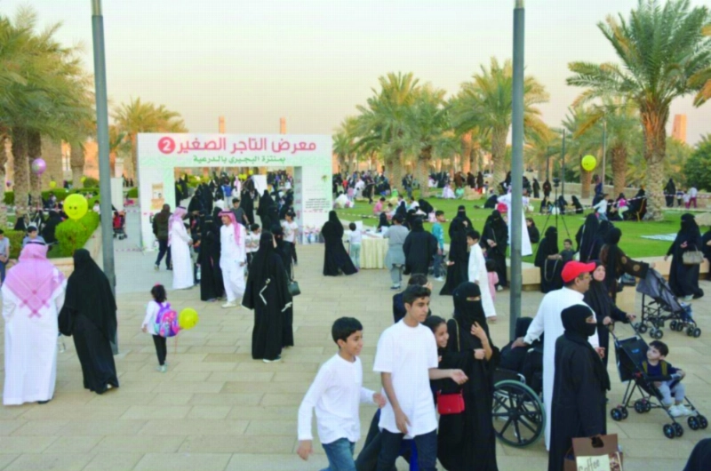 عدد من زوار المعرض (مكة)