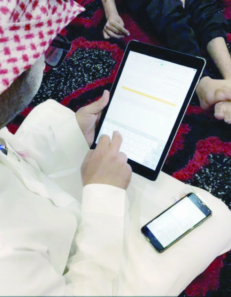 موظف يحدث بيانات مستفيد في موقعه (مكة)