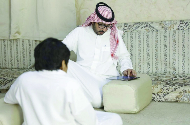 موظف يحدث بيانات معاق في منزله (مكة)